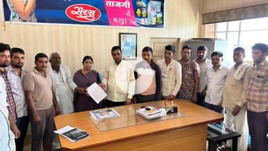 सरदारशहर: दुग्ध उत्पादकों ने दुग्ध की खरीद दर बढ़ाने की मांग को लेकर सरस डेयरी के चेयरमैन लालचंद मुंड को दिया ज्ञापन