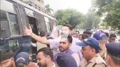 देहरादून: प्रधानमंत्री से मिलने जा रहे कांग्रेसियों को देहरादून में पुलिस ने किया गिरफ्तार