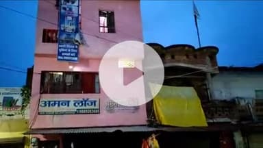 बलरामपुर: नगर क्षेत्र के अमन लॉज पर पुलिस और एसओजी की टीम ने की छापेमारी, कई लोगों को हिरासत में लिया गया