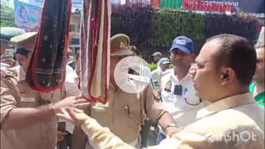 मुज़फ्फरनगर: ट्रैफिक पुलिस ने अतिक्रमणकारियों को हड़काया, दुकानदारों और पुलिस के बीच नोक-झोक, अतिक्रमण पर दी कड़ी चेतावनी