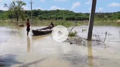 इटावा: सदर इलाके में यमुना का जलस्तर गुरुवार शाम से घटना शुरू हुआ, 6 सेंटीमीटर घटी, लेकिन खतरे के निशान से 95 सेंटीमीटर ऊपर