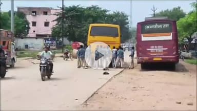 सिंगरौली: खराब बस को धक्का देकर स्कूल जा रहे बच्चे, खटारा बस से परेशान, सुरक्षा के नहीं हैं इंतजाम