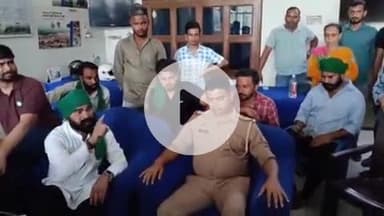 कलीनगर: छतरी चौराहे पर एजेंसी के बाहर धरने पर बैठे भाकियू नेता, किसान के साथ धोखाधड़ी का ट्रैक्टर बेचने का आरोप