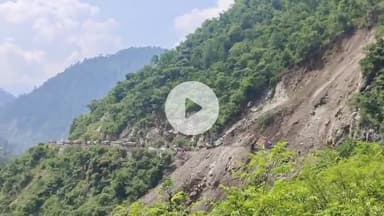 चिन्यालीसौड़: नालू पानी के पास गंगोत्री हाईवे वाहनों की आवाजाही के लिए अवरुद्ध, दोनों तरफ से मशीनें मलबा हटाने में जुटी