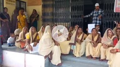 बाह: पिनाहट में आशाओं ने धरना दिया, चार माह से नहीं मिला मानदेय