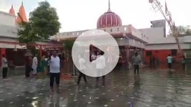 इटावा: यमुना के जलस्तर में बढ़ोतरी से गुरुवार को कालीवाह मंदिर में घुसा नदी का पानी, श्रद्धालुओं ने जमकर उठाया