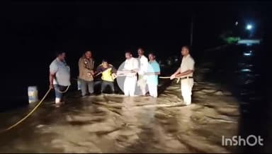 ఎల్కతుర్తి: జిలగుల వాగులో చిక్కుకున్న వ్యక్తిని కాపాడిన ఎల్కతుర్తి పోలీసులు