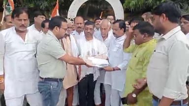 पोरसा: विधायक देवेंद्र सखवार और कांग्रेस कार्यकर्ताओं ने पोरसा तहसीलदार नवीन भारद्वाज को गल्ला मंडी में सौंपा ज्ञापन