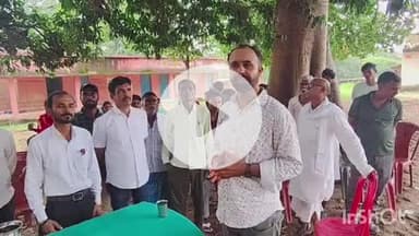 बिश्रामपुर: विश्रामपुर प्रखंड के राजखाड़ अंबेडकर नगर के विद्यालय प्रांगण में ग्रामीणों की हुई बैठक