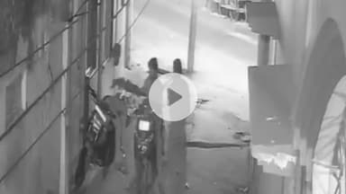 गया टाउन सीडी ब्लॉक: गया: सिविल लाइन थाना क्षेत्र में मारपीट और चैन स्नैचिंग, सीसीटीवी फुटेज आया सामने, प्राथमिकी दर्ज