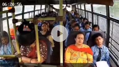 नामकुम: खेलगांव के पास स्कूल बस की चपेट में आने से स्कूटी सवार लड़की की मौत, सीसीटीवी वीडियो आया सामने