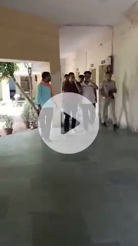 धौलपुर: रिश्वत मामले में पकड़े गए आरोपियों को निहालगंज थाना से एसीबी की टीम ने भरतपुर के लिए रवाना किया