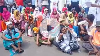 जबलपुर: नगर निगम सफाई कर्मियों के लंबित वेतन के खिलाफ कांग्रेसियों ने खोला मोर्चा, नगर निगम रांझी जोन 10 पर दिया धरना
