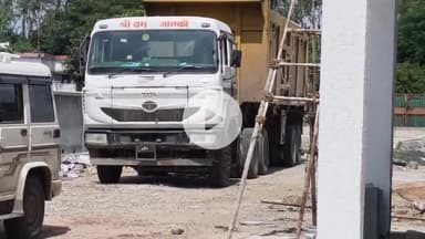 बीना: एसडीएम की अवैध रेत परिवहन पर कार्रवाई, भानगढ़ रोड से रेत से भरा डंपर जब्त