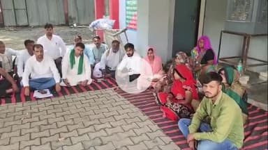 कोल: वन दरोगा पर रिश्वत लेकर परमिशन न देने का आरोप, परिवार सहित DFO ऑफिस में धरने पर बैठा आरा मशीन मालिक