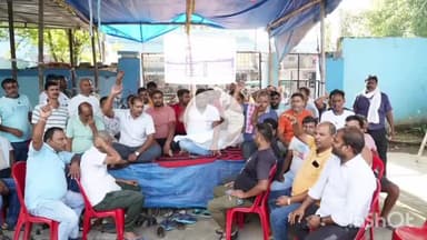 मुंगेर: सदर अस्पताल में अनिश्चितकालीन धरने पर बैठे 102 एंबुलेंस कर्मचारियों से मिलने पहुंचे राजद नेता मुकेश यादव