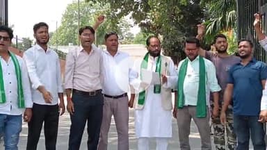 कोल: हजरत भूरेशाह मजार पर हिंदुओं द्वारा अवैध कब्जे का आरोप, AIMIM ने कलेक्ट्रेट के बाहर किया प्रदर्शन