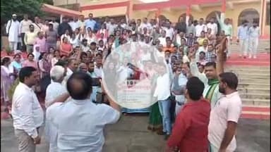 फिरोज़ाबाद: पूर्व नियुक्त शिक्षकों को TET से छूट दिलाने की मांग, जिला मुख्यालय पर यूटा ने किया हल्ला, एसडीएम को सौंपा ज्ञापन