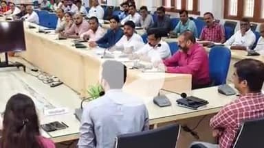 मंझनपुर: नीति आयोग की टीम ने मंझनपुर सभागार में आकाशी ब्लॉक के अधिकारियों को व्यवहार परिवर्तन पर दी ट्रेनिंग