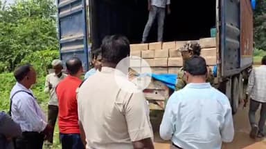 सिमडेगा: सिमडेगा में बिहार चुनाव के लिए जा रही एक करोड़ की शराब पुलिस ने कंटेनर समेत ज़ब्त की