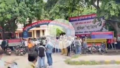 झांसी: झांसी में कृषि विभाग के दफ्तर में शुरू हुई पिक्चर की शूटिंग, देखने पहुंची भारी भीड़