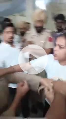 ਅੰਮ੍ਰਿਤਸਰ 2: ਅੰਮ੍ਰਿਤਸਰ ਅਦਾਲਤ ਵਿੱਚ ਹੰਗਾਮਾ, ਲੜਕੀ ਨੇ ਮਹਿਲਾ ਪੁਲਸ ਅਫਸਰ ਨੂੰ ਗਲੋਂ ਫੜਿਆ ਤੇ ਗਾਲਾਂ ਕੱਢੀਆਂ