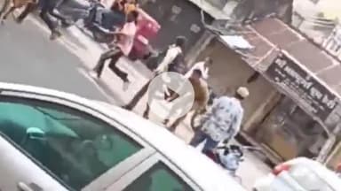 महू के सात रास्ता चौराहे पर मामूली बात पर दो युवकों में विवाद, वीडियो वायरल