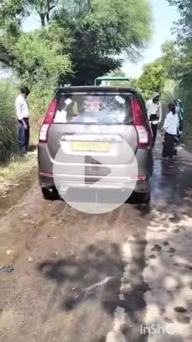 खेरागढ़: कार डूबने से बाल-बाल बची, ग्रामीणों ने ट्रैक्टर से रस्सी बांधकर पानी से निकाली