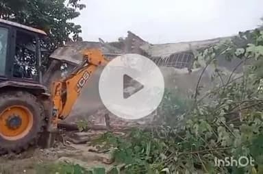 हरिद्वार: पथरी के फूलगढ़ में रास्ते में बने मकान और दुकान को DM मयूर दीक्षित के आदेश पर जेसीबी से हटाया गया