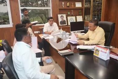 सिमडेगा: डीडीसी की अध्यक्षता में बैठक, कंपनियों को अधूरे कागजात पर नोटिस, 15 दिन में दस्तावेज देने का निर्देश