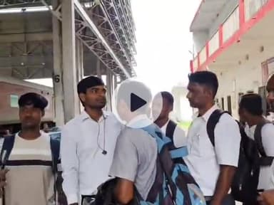 गया टाउन सीडी ब्लॉक: वाशिंग पिट पर रेलवे कोच अटेंडेंट्स का वेतन समस्या को लेकर हंगामा, महाबोधि एवं गया-नई दिल्ली क्लोन एक्स में नहीं गए