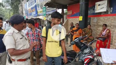 मेदिनीनगर (डालटनगंज): मेदिनीनगर: छः मुहान पर यातायात जांच में ₹24,700 का जुर्माना वसूला गया