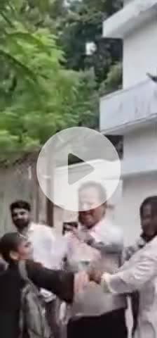 रामपुर: पारिवारिक विवाद में फैमिली कोर्ट के बाहर एक महिला ने एक व्यक्ति की जूते से पिटाई की, वीडियो सोशल मीडिया पर वायरल