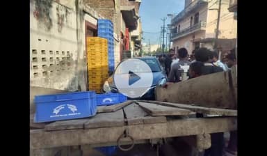 खेकड़ा: अहिरान मोहल्ला खेकड़ा में खड़ी बुग्गी में कार की टक्कर से 3 लोग घायल, एक का पैर की हड्डी टूटी, रेफर किया गया