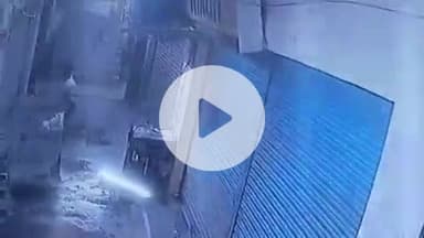 झांसी: जीवनशाह चौराहे पर स्थित गुरु कृपा सिटी सेंटर की एक दुकान से चोरों ने चुराई इनवर्टर बैटरी, घटना का सीसीटीवी आया सामने