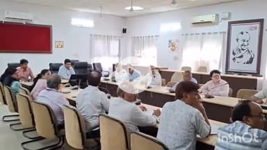 भीलवाड़ा: कलेक्ट्रेट सभागार में साप्ताहिक समीक्षा बैठक आयोजित, डीएम ने विभागीय कार्यों की प्रगति की समीक्षा कर दिए आवश्यक निर्देश