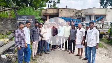 मावली: मावली बिजली विभाग के कार्यालय में एफआरटी कर्मचारियों ने विभिन्न मांगों को लेकर प्रदर्शन किया, कनिष्ठ अभियंता को ज्ञापन सौंपा