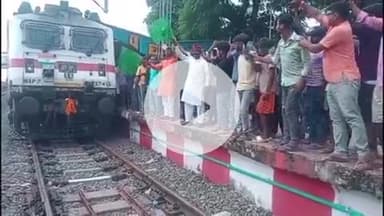 गोरौल: सोनपुर रेलमंडल के हाजीपुर-मुजफ्फरपुर रेलखंड स्थित गोरौल रेलवे स्टेशन पर ग्वालियर-बरौनी एक्सप्रेस के ठहराव से खुशी