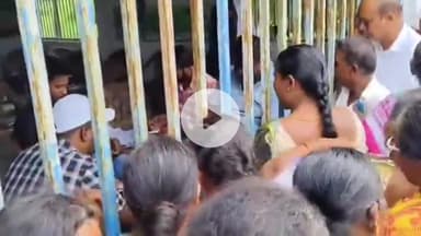 కోహెడ: యూరియా కోసం క్యూ కట్టిన రైతులు