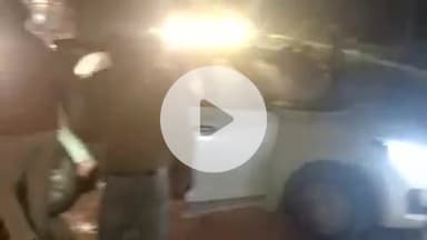 इटावा: सुंदरपुर रेलवे क्रॉसिंग पर तेज रफ्तार स्विफ्ट कार सवार पुल के डिवाइडर से टकराए, 4 युवक घायल