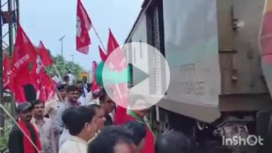 आरा: आरा सांसद सुदामा प्रसाद ने आरा जयनगर इंटरसिटी एक्सप्रेस को प्लेटफार्म नंबर 4 से हरी झंडी दिखाकर किया रवाना