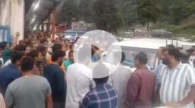 भटवाड़ी: बड़ी संख्या में उत्तरकाशी पहुंचे तीर्थयात्री, गंगोत्री धाम जाने की अनुमति नहीं मिल रही