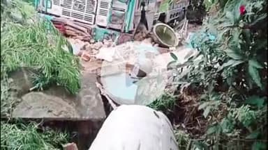 प्रतापगढ़: डंगरी गांव में अनियंत्रित सड़क के किनारे बाथरूम में घुसा, मकान मालिक को हुआ भारी नुकसान