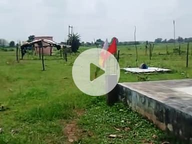 ग्राम लवाझि मे माधोरा बाबा के मेदान मे माडाई स्थान पर मेला लगता हे हार साल गांव के कुछ आहिरबार लोगो ने अपना कब्जा कर लिय