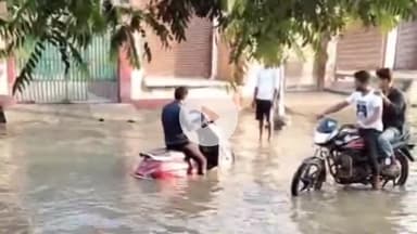 मथुरा: वृंदावन में आई बाढ़ का पानी घटा, लेकिन लोगों की मुश्किलें बरकरार, सिवर लाइन के खुले ढक्कन से हो रहे हादसे, वीडियो वायरल