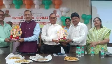 रामपुर: उत्तर प्रदेश सचिव सुभाष चंद्र शर्मा ने चमरोआ विकासखंड सभागार में ग्राम प्रधानों व अधिकारियों के साथ बैठक की