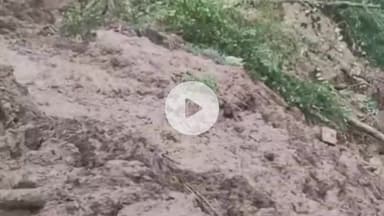 मकरीड़ी: मकरीडी में भारी बारिश से भूस्खलन, कुराटी में मकानों और गौशालाओं पर मंडराया खतरा