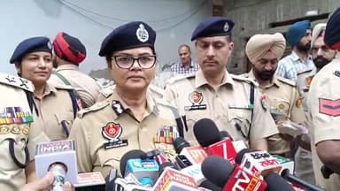 ਅੰਮ੍ਰਿਤਸਰ 2: ਡੀਜੀਪੀ ਰੇਲਵੇ ਸ਼ਸ਼ੀ ਪ੍ਰਭਾ ਦੇਵੀ ਨੇ ਮੁਸਤਫਾ ਬਾਅਦ ਇਲਾਕੇ ਵਿੱਚ ਕੀਤੀ ਚੈਕਿੰਗ ਇਲਾਕਾ ਵਾਸੀਆਂ ਨਾਲ ਕੀਤੀ ਮੁਲਾਕਾਤ