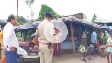 जबलपुर: ग्वारीघाट: लालपुर बस्ती में मकान बेचने के पोस्टर चस्पा, पटवारी समेत अन्य अधिकारियों ने किया दौरा