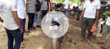 साडम पश्चिमी पंचायत कब्रिस्तान के पास झाड़ियां में मिला लावारिस बाइक, गोमिया पुलिस कर रही है जांच।